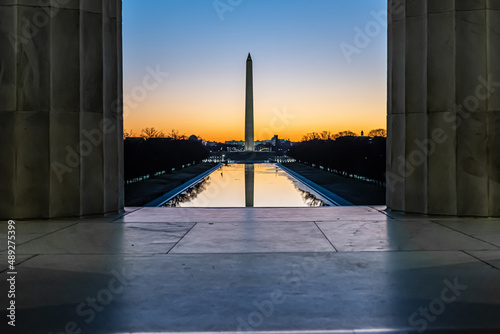 Valokuva Washington Monument on reflecting pool at sunrise
