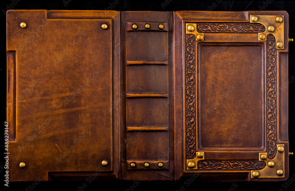 Foto Stock Opened leather book cover, rich decorated with metal corners |  Adobe Stock