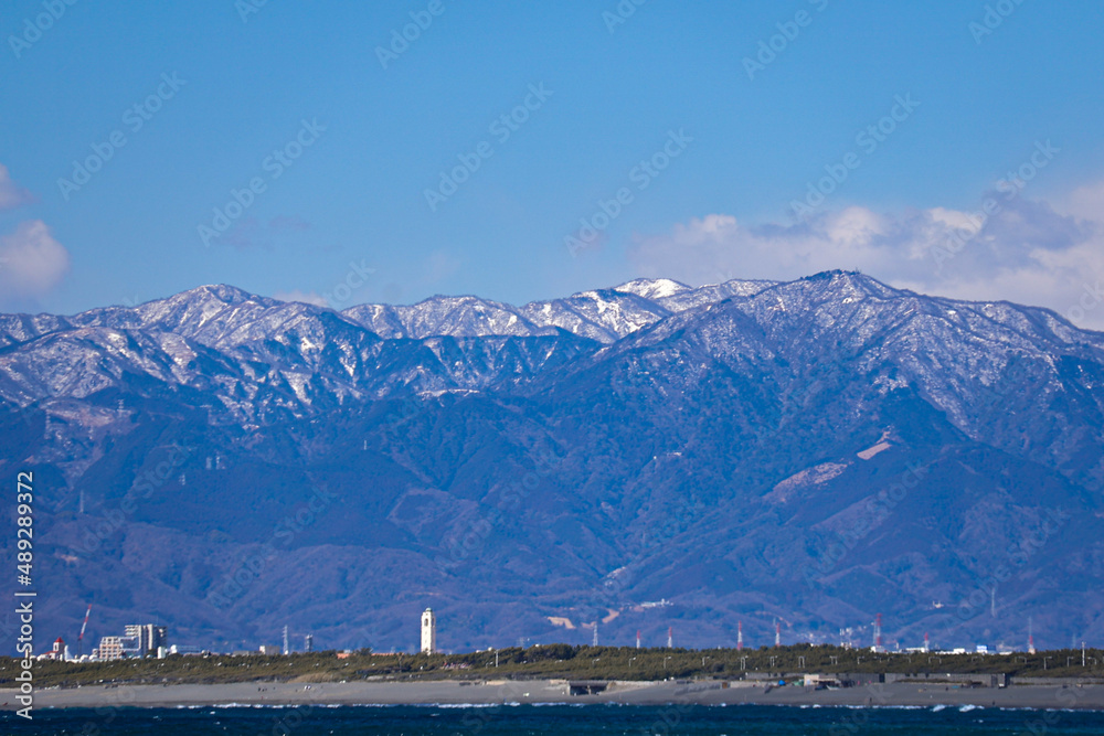 冬の江ノ島からの絶景　茅ケ崎海岸越しの丹沢山系