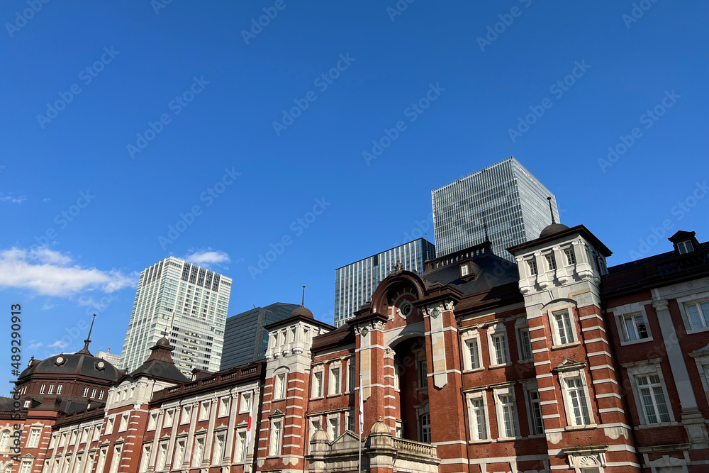 Fototapeta premium 東京駅丸の内駅舎とオフォス街
