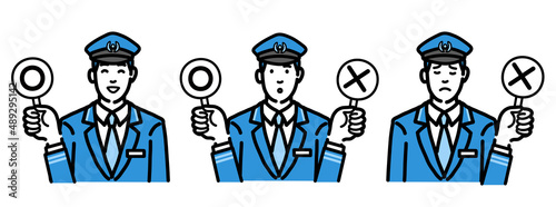 マルバツの札を持っている車掌の男性のセット
