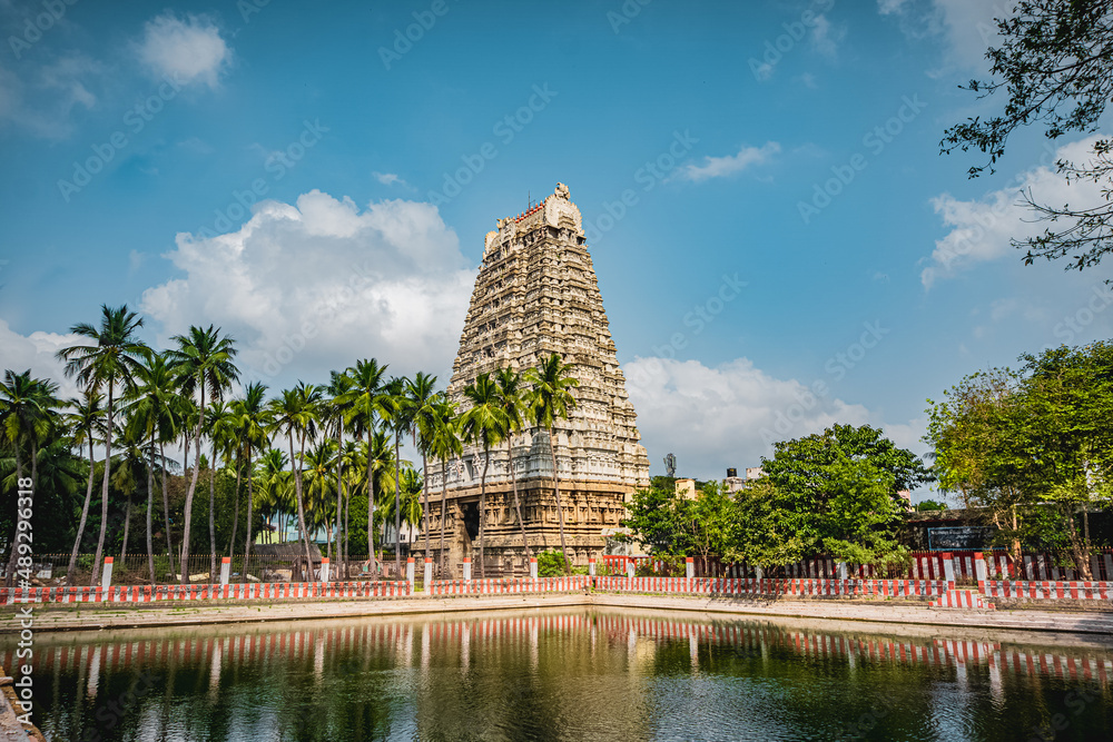 Naklejka premium Thirukalukundram is known for the Vedagiriswarar temple complex, popularly known as Kazhugu koil (Eagle temple). This temple consists of two structures, one at foot-hill and the other at top-hill
