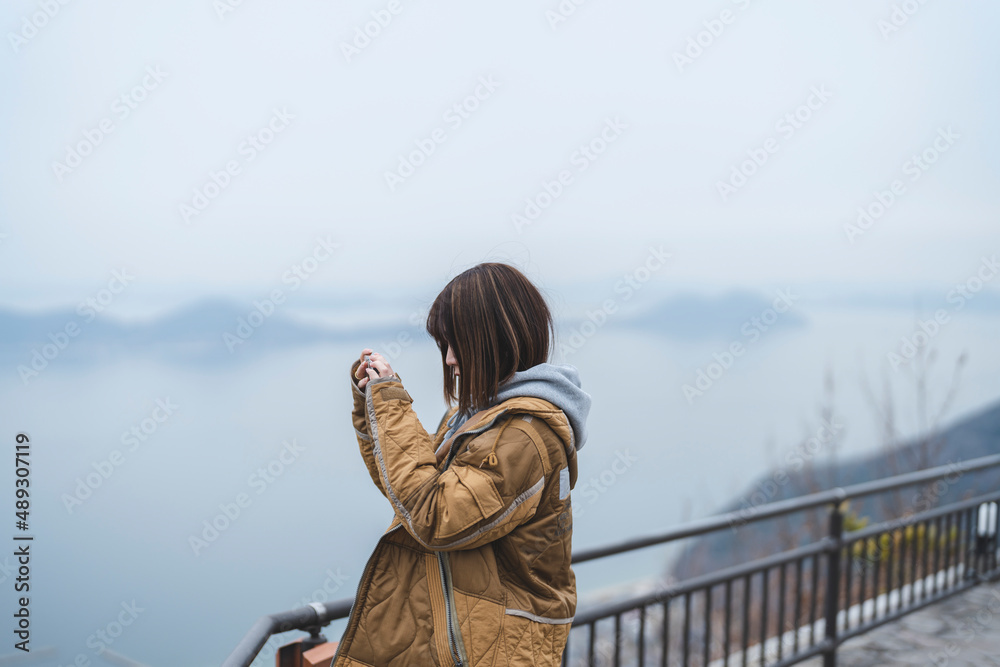 観光地を散策する女性