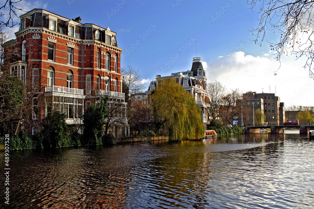 Casas e predios, canal em Amsterdam. Holanda.