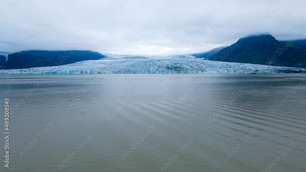 Obraz premium Beautiful Aerial view of the massive Glacier in Iceland and its lagoon caused by global warming -Svinafellsjokull - Jökulsárlón