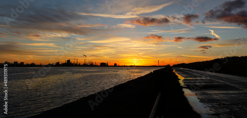 Coucher de soleil sur les industries chimiques et pétrolières du port de Dunkerque photo