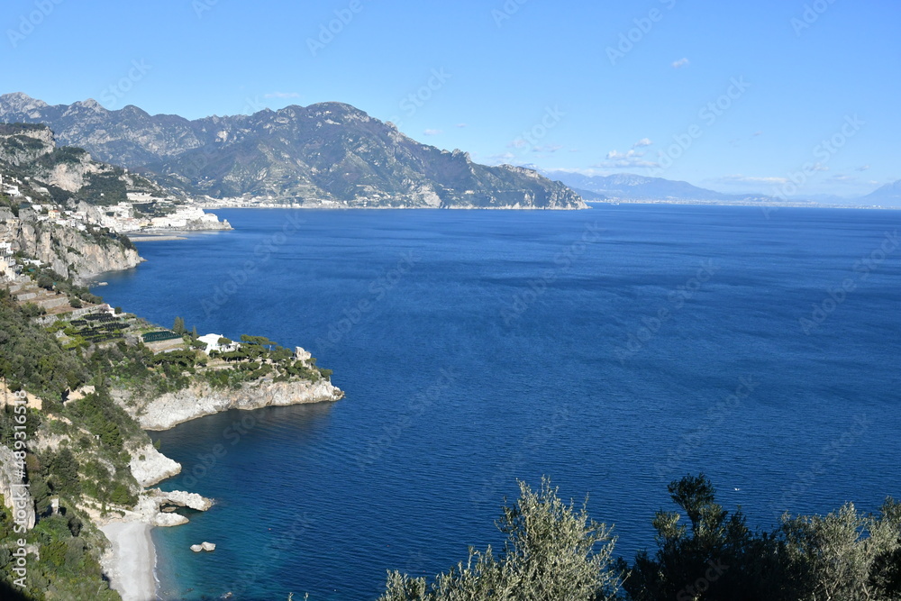 An image of the Amalfi coast and its villages overlooking the sea.