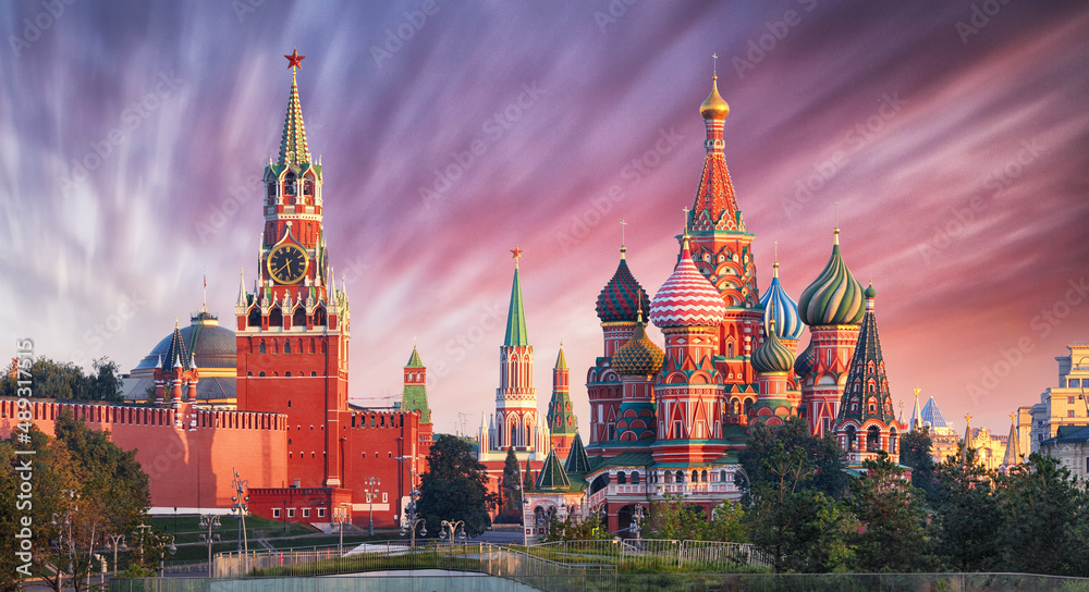 Russia - Moscow in red square with Kremlin and St. Basil's Cathedral - obrazy, fototapety, plakaty 