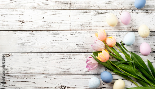 Canvas Print easter background with eggs and tulips on white wooden backdrop, top view flat l