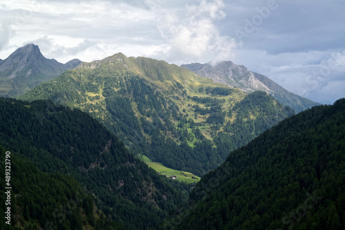 Wandern mit Blick auf die Berggipfel über dem Passeier Tal, Südtirol, Alpen, Italien, Europa