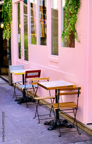 French restaurant - table on the street