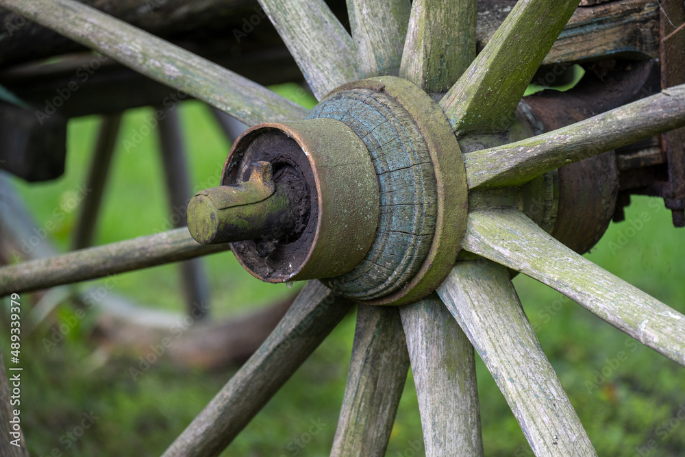 altmodisches hölzernes Speichenrad altmodisches hölzernes Speichenrad