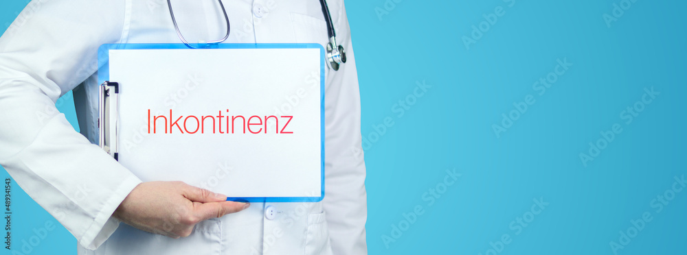 Inkontinenz. Arzt mit Stethoskop hält blaues Klemmbrett. Text steht auf Dokument. Inkontinenz. Arzt mit Stethoskop hält blaues Klemmbrett. Text steht auf Dokument.