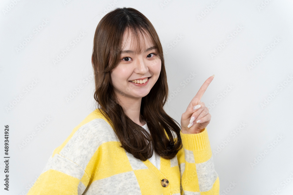 ポーズをとる爽やかな女性