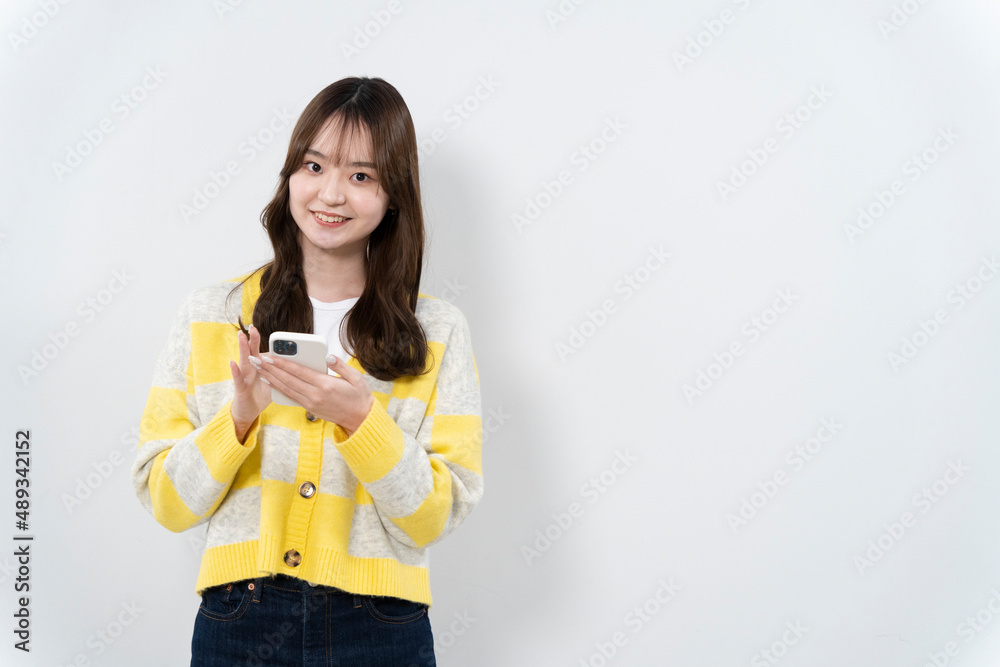 携帯電話を使う女性 携帯電話を使う女性