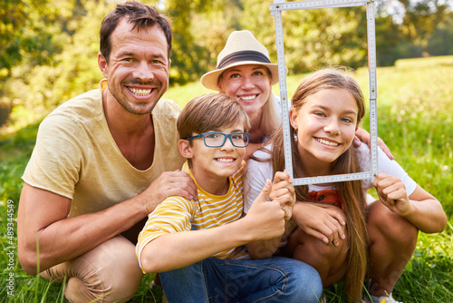 Happy family looking forward to their new home © Robert Kneschke