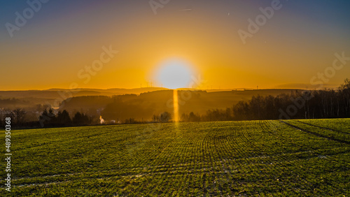 Brechen, Hessen, Deutschland, Sonnenaufgang über dem Taunus