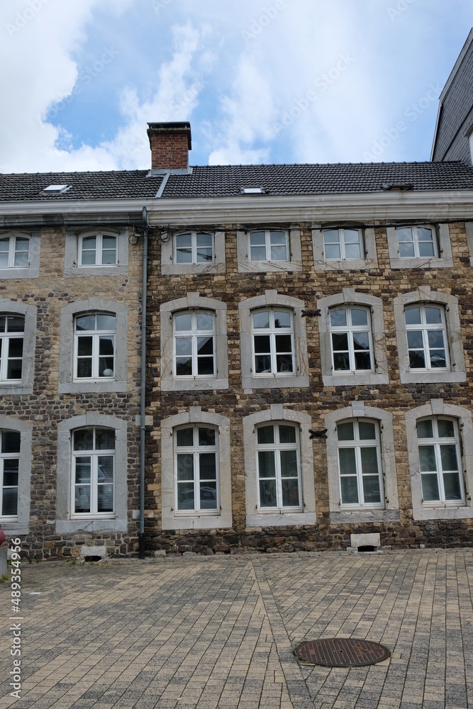 FU 2020-07-26 Belgien ruck 64 Altes Gebäude mit vielen Fenstern