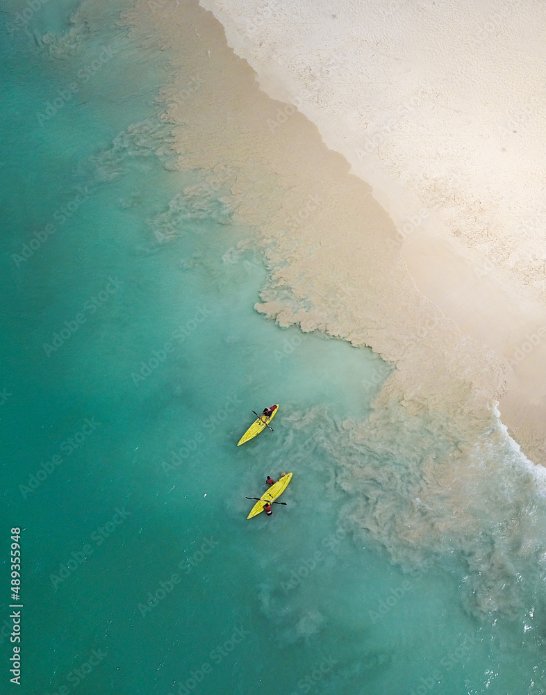 Drohnenbild Kayaks auf dem Meer