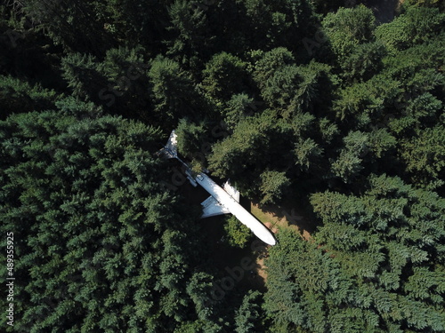 Flugzeug im Wald Drohnenaufnahme photo