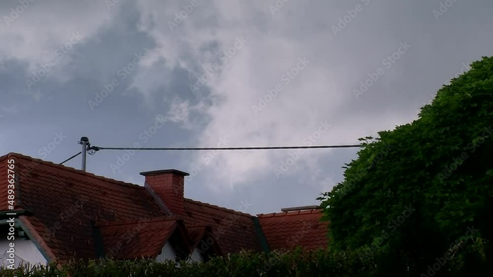 Gewitterwolken begleitet von Donner und Blitz ziehen rasch dahin (Originalton) Gewitterwolken begleitet von Donner und Blitz ziehen rasch dahin (Originalton)