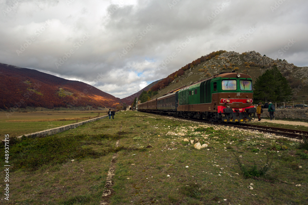 Viaggio in treno in Abruzzo, la transiberiana d'italia, Viaggio tra monti e boschi in autunno, un paesaggio bellissimo
Viaggio in treno in Abruzzo, la transiberiana d'italia, Viaggio tra monti e boschi in autunno, un paesaggio bellissimo