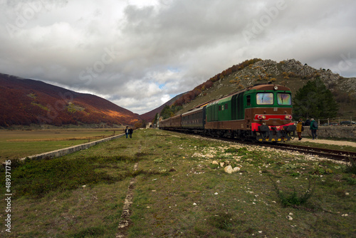 Wallpaper Mural Viaggio in treno in Abruzzo, la transiberiana d'italia, Viaggio tra monti e boschi in autunno, un paesaggio bellissimo
 Torontodigital.ca