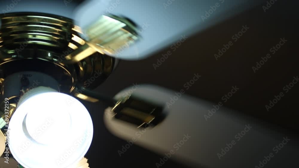 un ventilateur au plafond d'une pièce