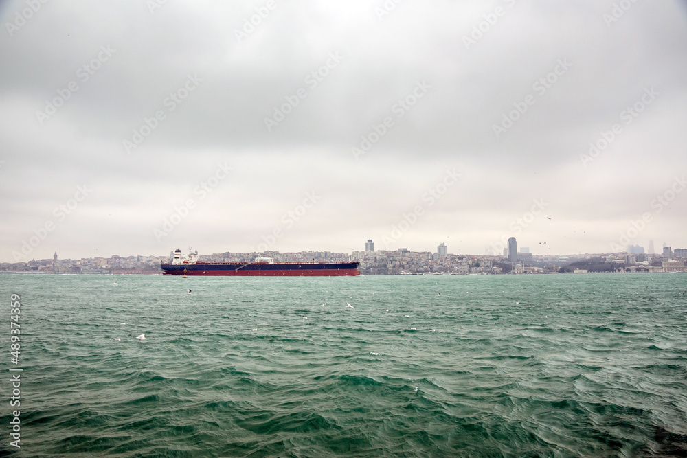 Öltanker fährt über Bosporos vor Istanbul