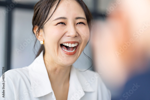 笑う女性 Free Download 笑う女性 - GFXLoad