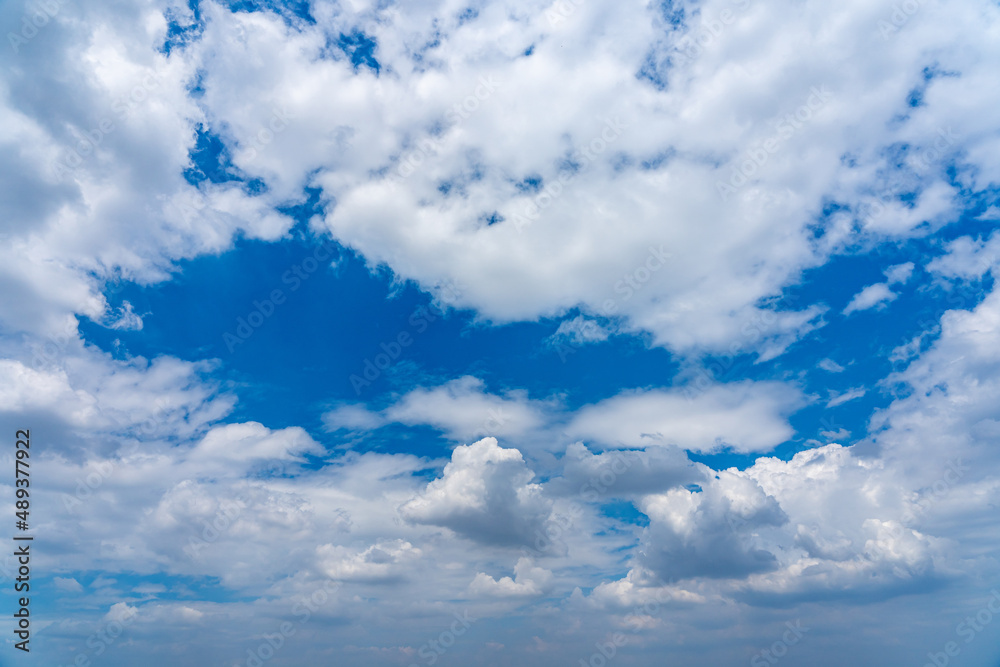 Obraz premium White cumulus clouds on the blue sky background