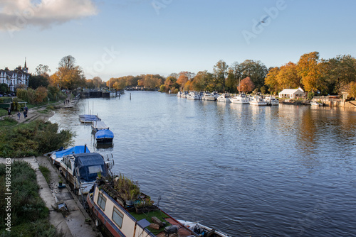 Fotografia View from Hampton Court Bridge to the River Thames' Molesey Lock, Surrey, with b