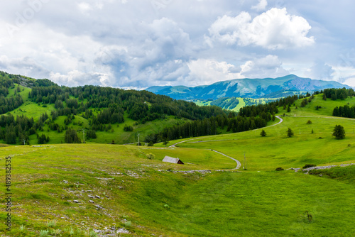 Fotografia A picturesque landscape view of the French Alps mountains on a cloudy summer day