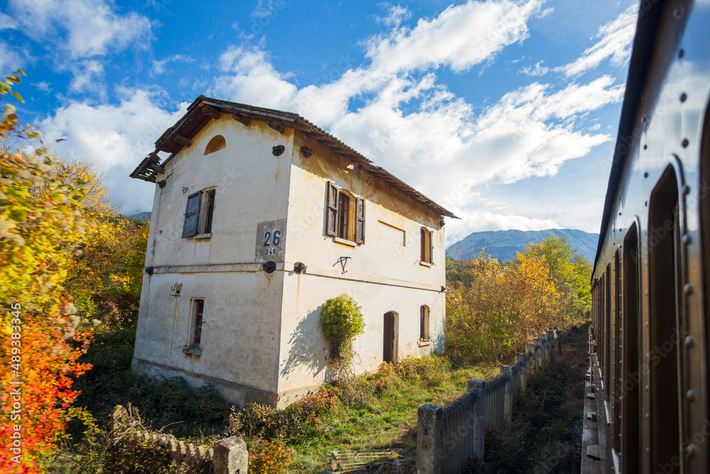 Viaggio in treno in Abruzzo, la transiberiana d'italia, Viaggio tra monti e boschi in autunno, un paesaggio bellissimo
