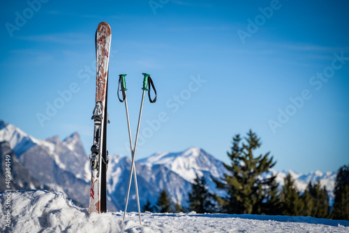 Skier un dgekreuzte Stöcke vor Bergpanorama