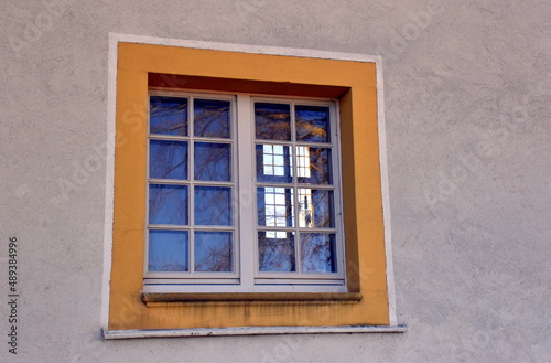 Blick durch ein Fenster auf ein Fenster