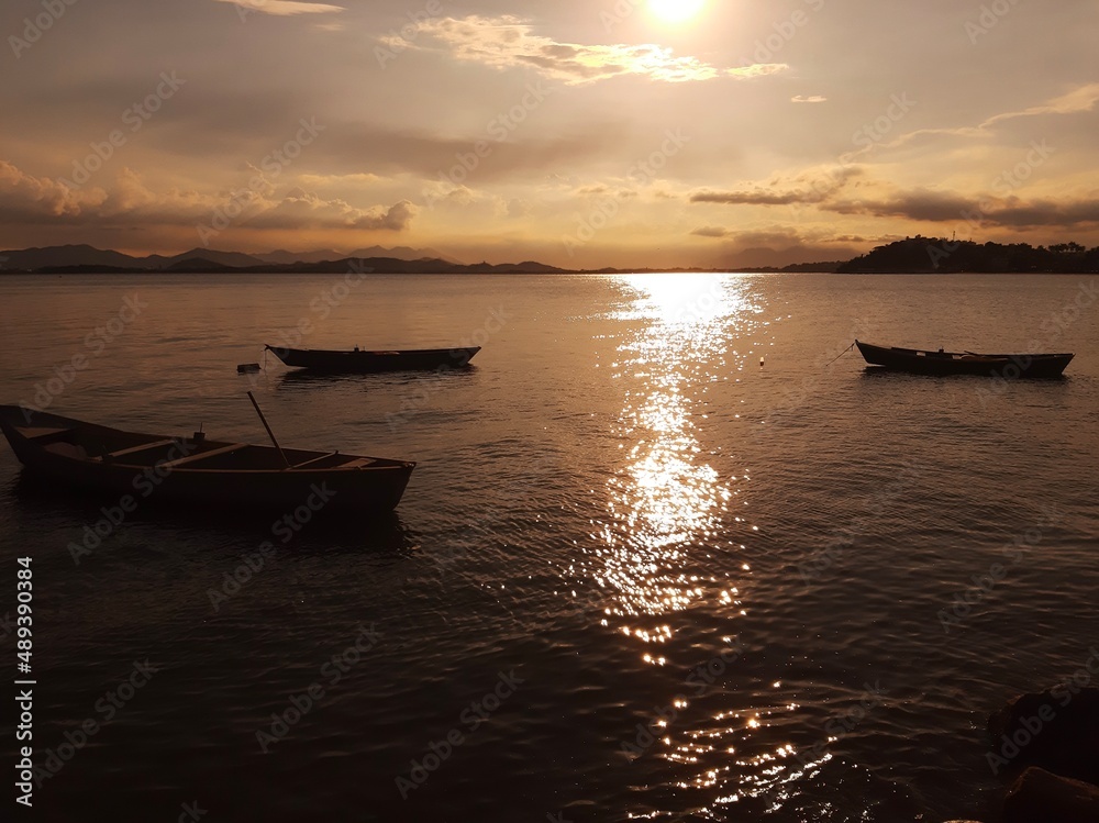 Barcos, garças e um lindo o pôr do sol. Barcos, garças e um lindo o pôr do sol.