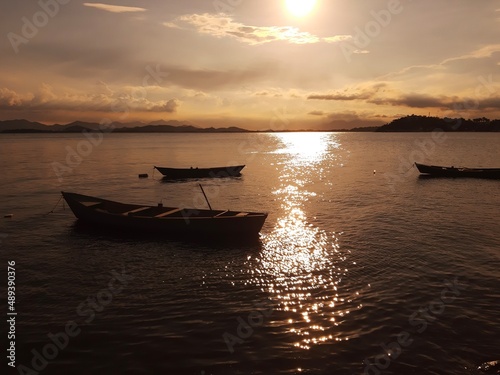 Barcos, garças e um lindo o pôr do sol.