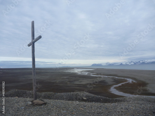 przydrożny drewniany krzyż na odludziu na grenlandii