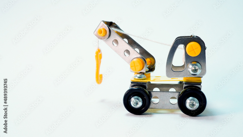 ボルトとナットで作ったおもちゃのクレーン車