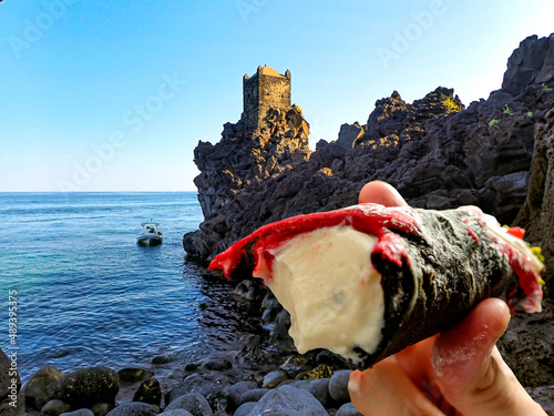 Mangiare un cannolo siciliano alla ricotta 9 photo