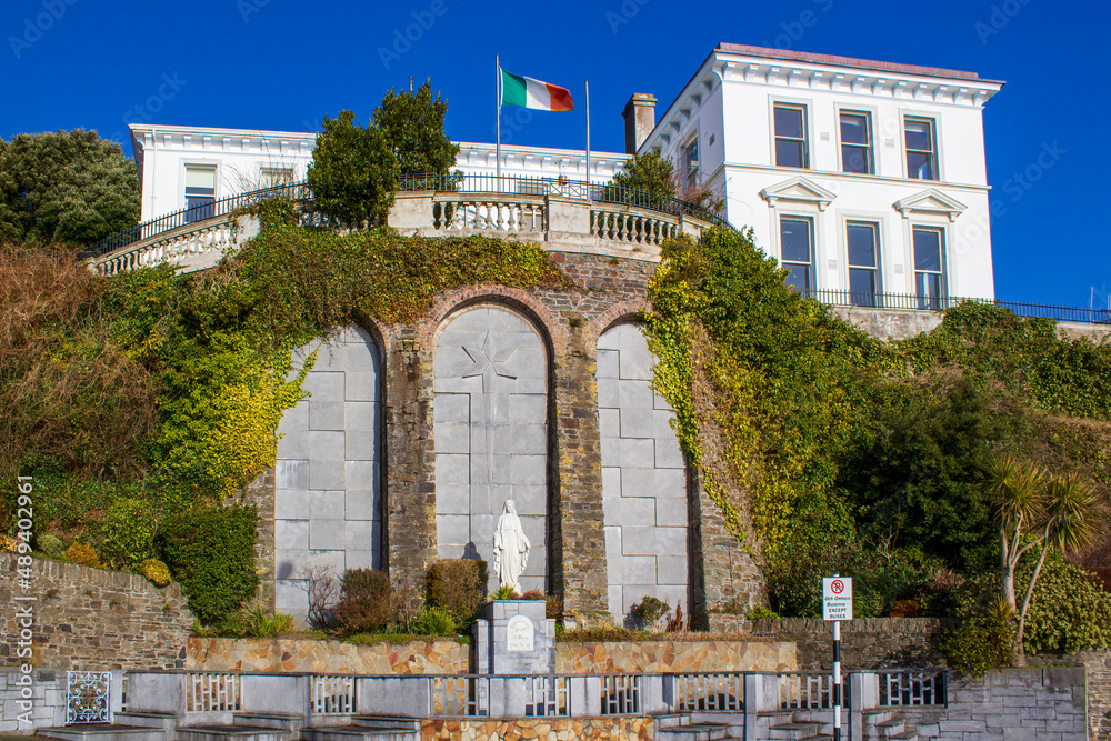 Fototapeta premium A white house on a background of the blue sky