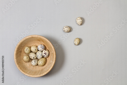 Cuenco de huevos de codorniz orgánicos y frescos sobre un fondo gris. Vista superior. Copy space
