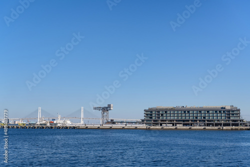 神奈川県横浜市の湾岸風景　横浜ベイブリッジとハンマーヘッドクレーン © あんみつ姫