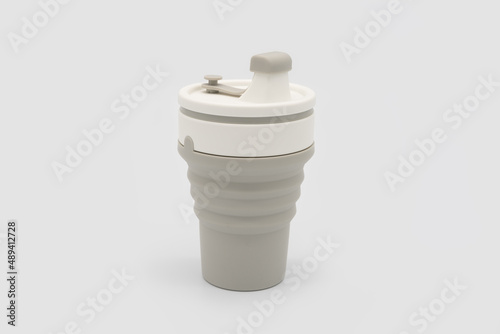 Eco-Friendly Folding Water Cup with BPA-Free Material, Ideal for Hiking and Picnics. Suitable for environmentally-conscious consumers who enjoy outdoor excursions.