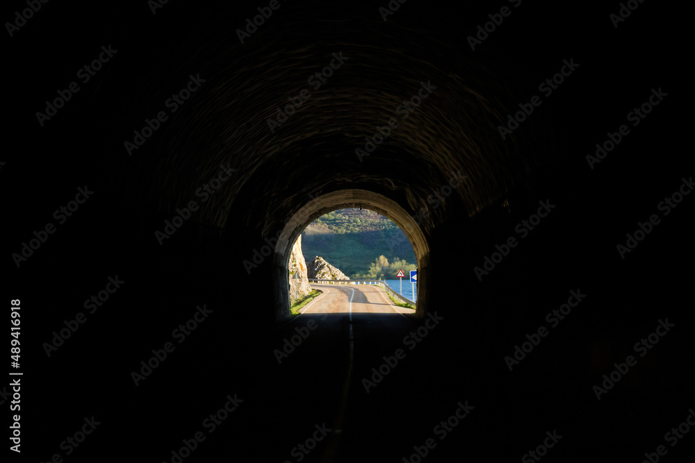 Boca de tunel de carretera vista desde el interior

