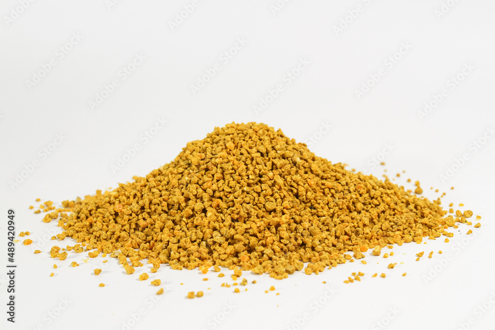 Alimento animal avícola granulado fondo blanco Alimento animal avícola granulado fondo blanco