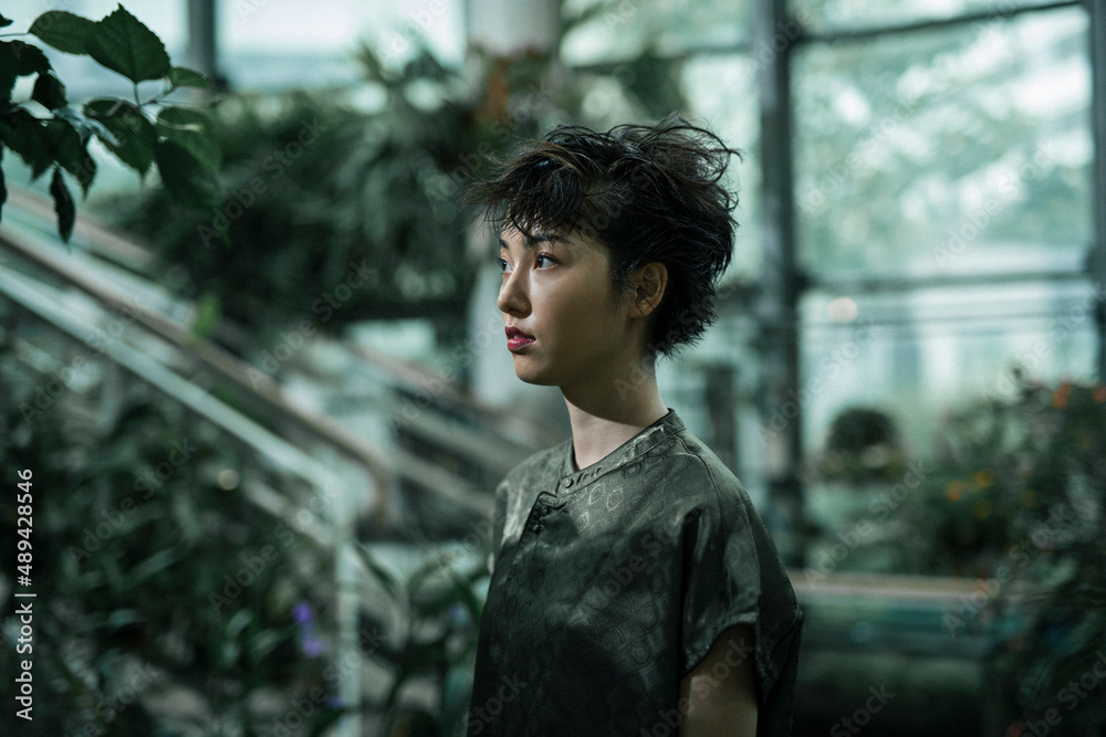 Fototapeta premium 植物園 女性