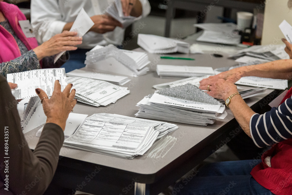 Workers count ballots during American election - obrazy, fototapety, plakaty 