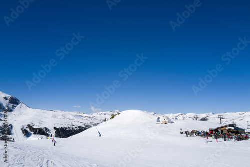 People at the restaurant for apres ski